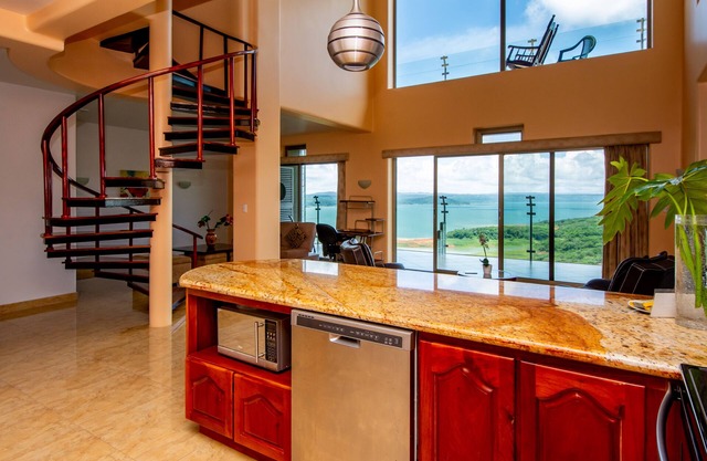 ATICO en LAGO ARENAL con PISCINA, COCINA COMPLETA