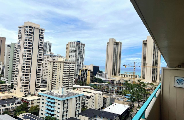 Penthouse in Waikiki with ocean & mountain views 5 minutes walk to Waikiki beach