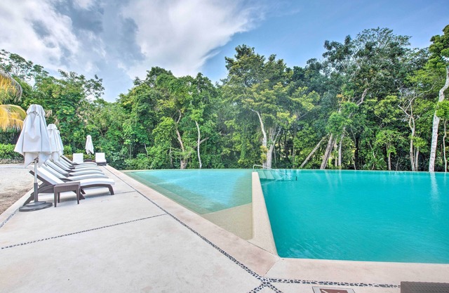 Penthouse w/ Infinity Pool & Golf Course in Akumal