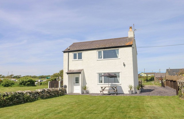 PENTRE IAGO, pet friendly, character holiday cottage in Rhoscolyn