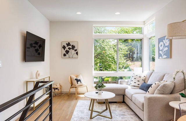 Perch - Serene townhome located a 5-minute walk from a lively area