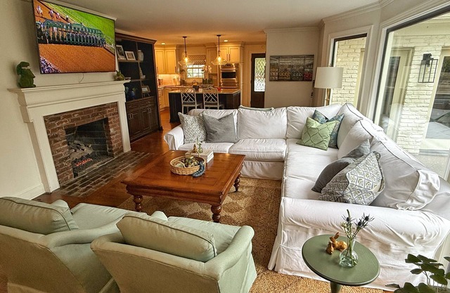 Perfect 3/4 Bedroom Home in Glenview Hills, Entertainers Dream inside and out!