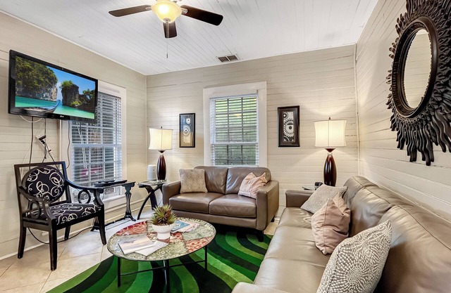 Perfect Downtown Getaway- Walk to Top Attractions