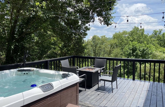 Perfect Location, Close to town, Pet Friendly Cabin with a View, NEW HOT TUB