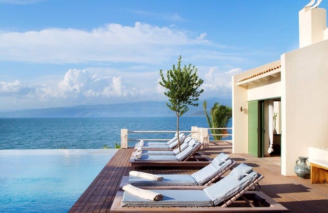 Villa Amalia. Duerme 18. Gran finca frente al mar con piscina y plataforma de yoga