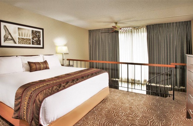 Comfort and Convenience! Free Parking, Outdoor Pool, Near Bellevue Square