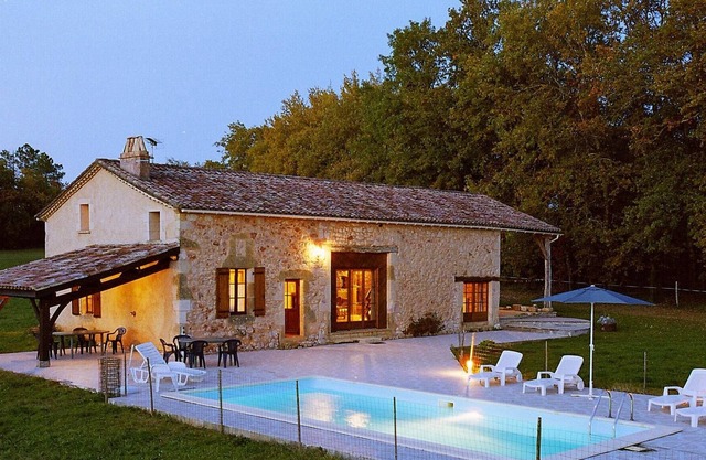 Casa de vacaciones tradicional en Biron con piscina privada