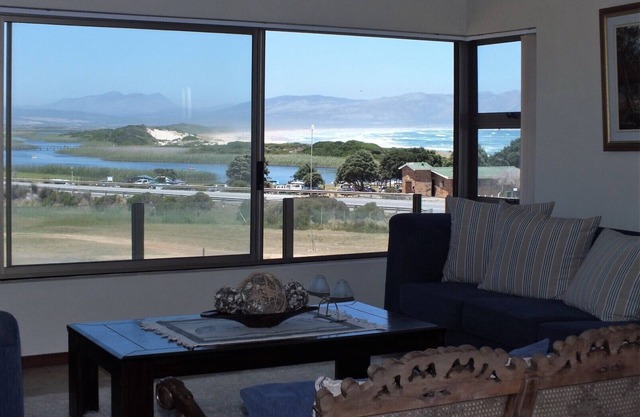 PERLEMOEN 4 : 3bedr/ 2bathr villa, inside BBQ. Best all round view in Kleinmond.