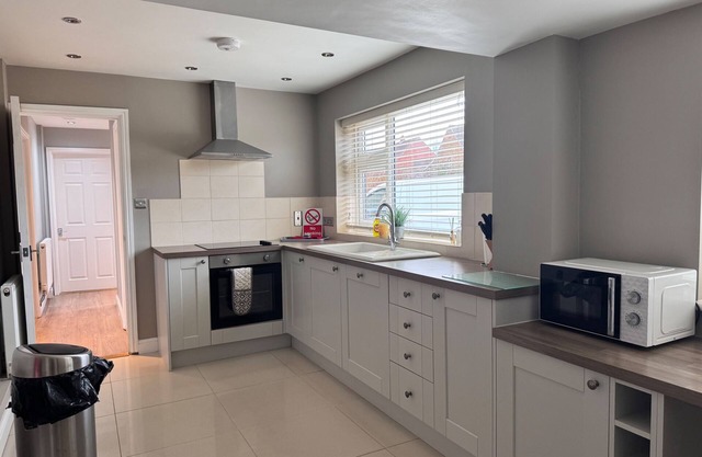 Pet-friendly - 2 Bedrooms Bungalow hot tub Parking