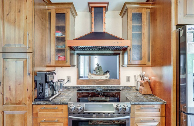 Pet-Friendly Alexander Home: 7 Mi to Asheville!
