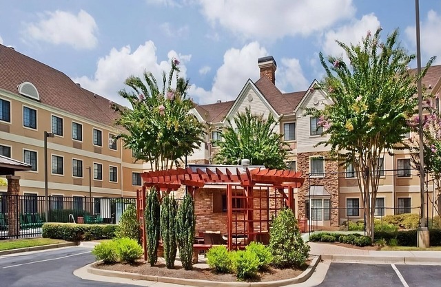 Pet-friendly and Spacious 2BR Suite with Kitchen! Free Breakfast, Pets Allowed!