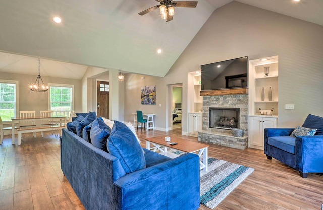 Pet-friendly Bella Vista Home w/ Deck + Yard!
