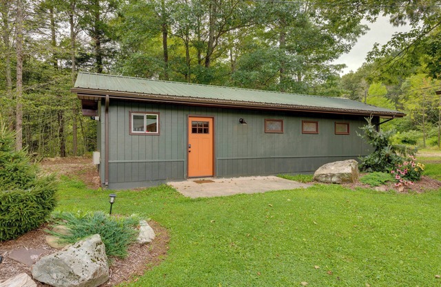 Pet-Friendly Cabin w/ Grill in Hillsgrove