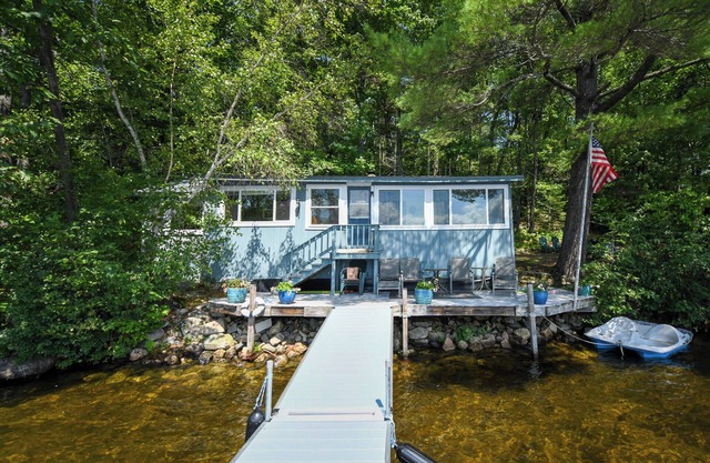 Pet-friendly cottage on the edge of Crystal Lake with an unbeatable view!