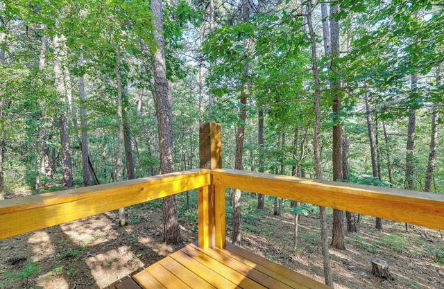 Pet-friendly Eureka Springs Rental w/ Private Deck