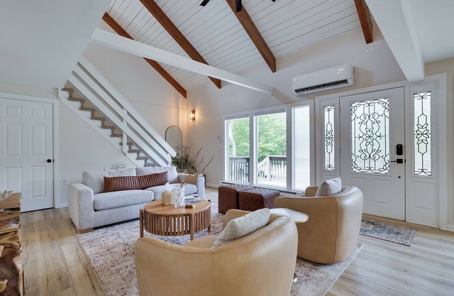Pet-Friendly Family Retreat, 4BR, Hot Tub, GameRoom