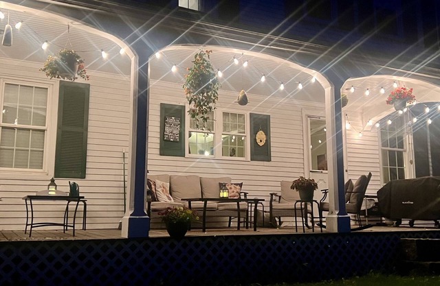 Pet friendly, Family Homestead 1 hr from the coast!