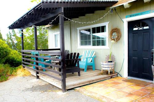 Pet Friendly Fantastic Cottage with Hot-tub in Rainbow, California