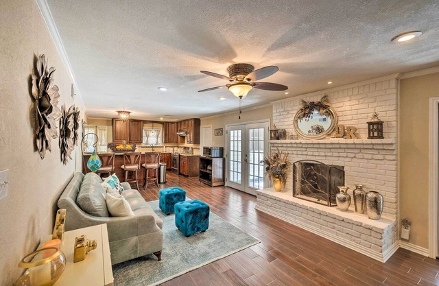 Pet-Friendly Home ~ 6 Mi to Downtown Fort Worth!