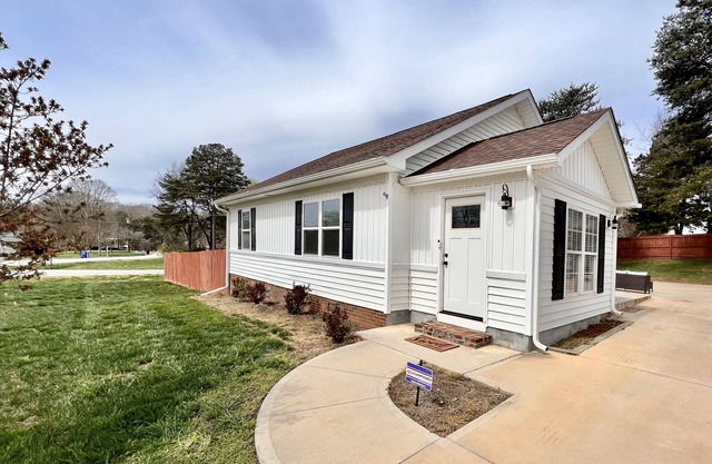 Pet Friendly Home Close To Lake Norman 3BR/2BA Newly Renovated MUST SEE!!!