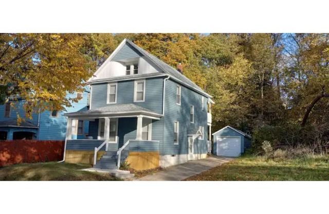 Pet friendly home near Cuyahoga and Portage Lakes sleeps 10, 3 decks & fire pit.