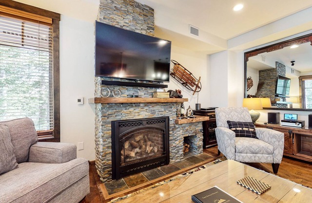 Pet-Friendly Luxury, On Golf Course. Gas Grill, Private Hot tub, Quiet