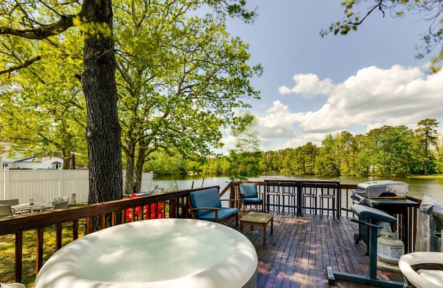 Pet-Friendly Mays Landing Vacation Rental on Lake!