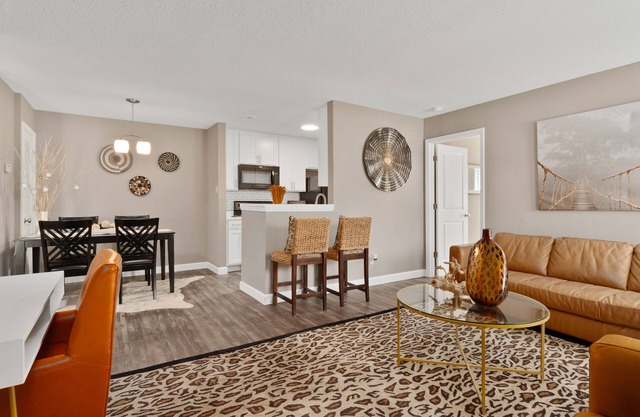 🐕Pet friendly ❤Midwest Desert🏜/2 bed 2 bath/ Pool/ 1st Floor