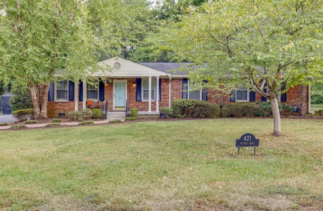 Figuers Bungalow: 2 bd ,1 bath, central location