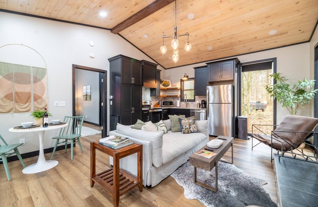 Pet Friendly-Romantic-Theater-Firepit-Hot tub-