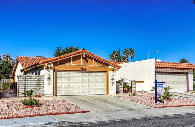 Pet friendly townhome near strip and DTLV