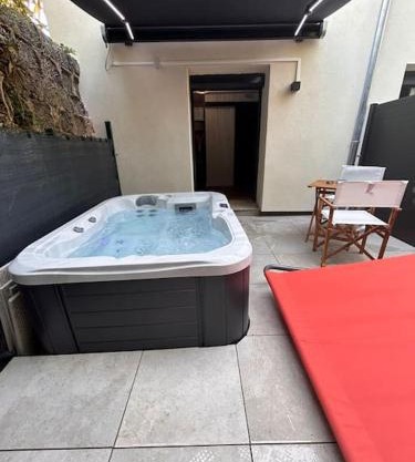 Petit studio et son spa abrité