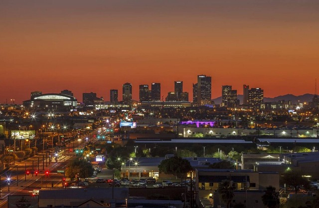 PHOENIX! 5br / 3 baños completos / historia individual! Duerme 10-12!