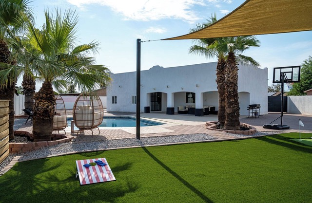 PRIVATE resort style backyard, king bed, tons of amenities