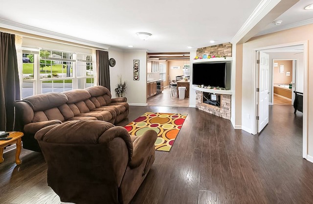 Picturesque home with mtn views, rooftop deck, & children's items - dog-friendly