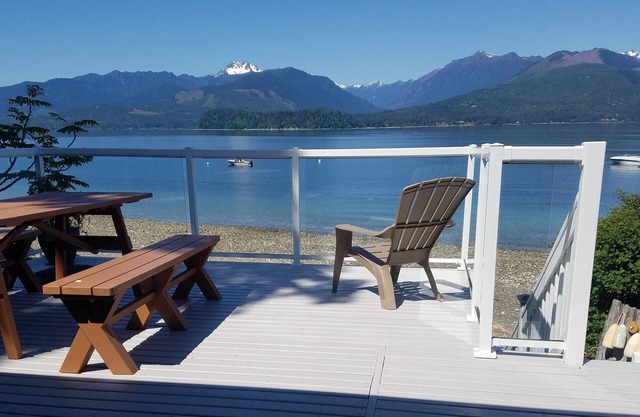 Pintoresco paseo marítimo de Hood Canal con vista a la montaña olímpica