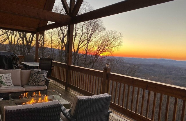 Pilot's Perch Too ~ Luxurious Blue Ridge Cabin with Breathtaking Views