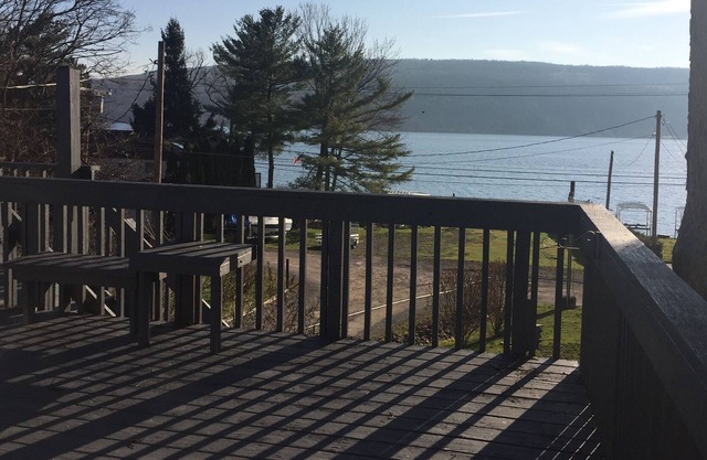 Pine Haven: un hermoso retiro durante todo el año en el lago Honeoye