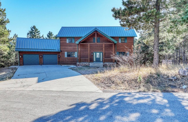Pine Hollow Lodge - Beautiful 5 bedroom home just minutes from Deadwood!