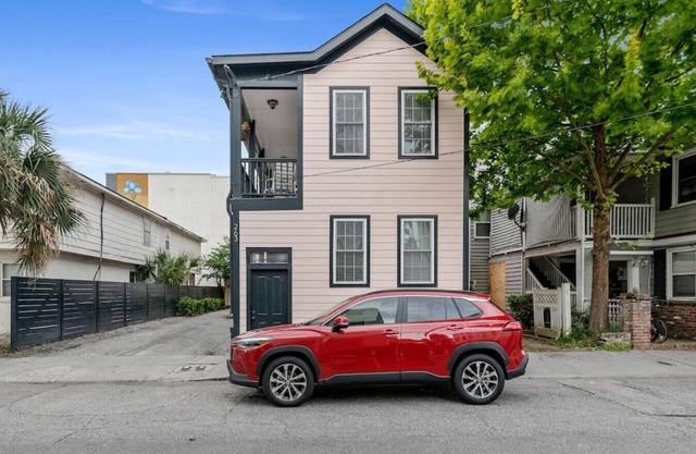 Pink House - Downtown Duplex - Sleeps 20