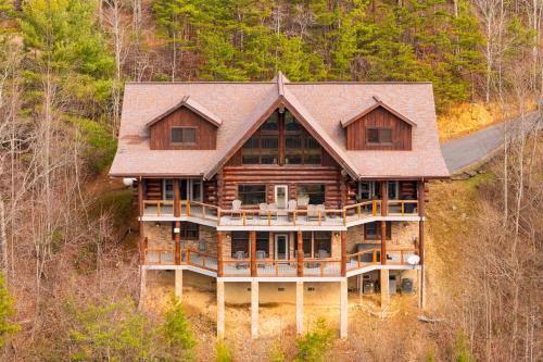 Pinnacle Chalet by AvantStay Luxury Cabin w Panoramic Views Fireplace Game Room