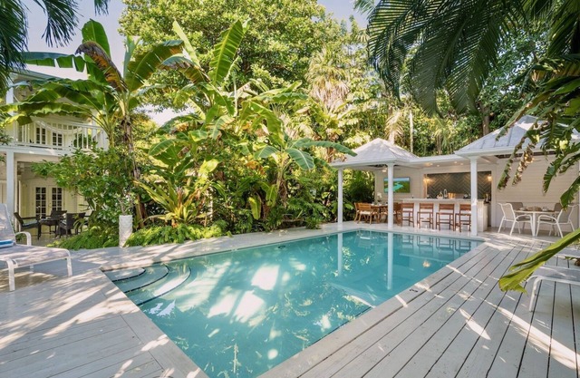 **PLANTATION TROPICALE @ CASA EAST** Grand Estate & Pool + LAST KEY SERVICES…