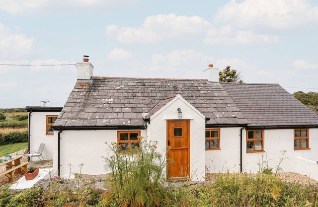 PLAS COCH RHOSCOLYN, pet friendly, with open fire in Rhoscolyn