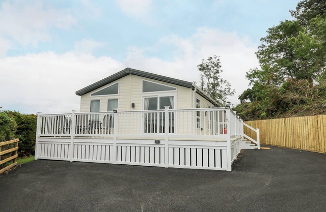PLATINUM LODGE, pet friendly, character holiday cottage in Borth