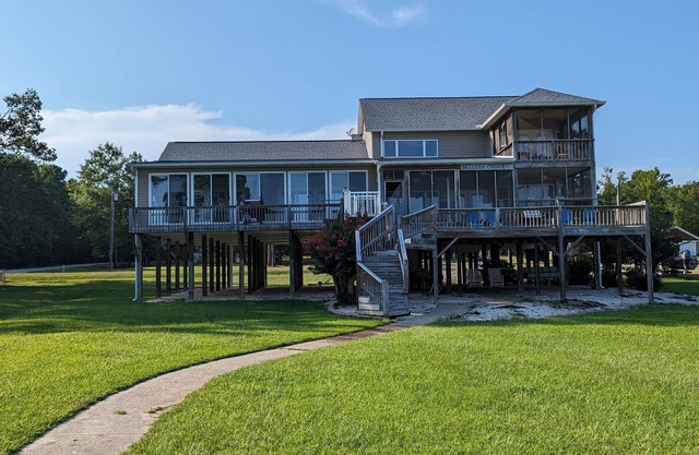 Play Your Cards Right and Book This Dealer’s Choice Lake House Today!