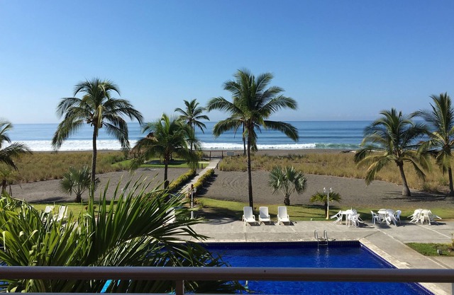 Playa La Barqueta Condominio totalmente amoblado frente a la playa