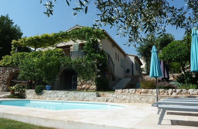 Agradable villa con piscina con vistas al típico pueblo cerca de Niza Costa Azul