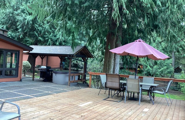 PNW Funky 1970’s home with lots of windows, quiet road, fenced yard.