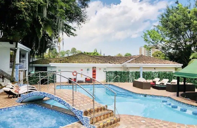 POBLADO TROPICAL 12 BEDROOM COMPOUND POOL AC