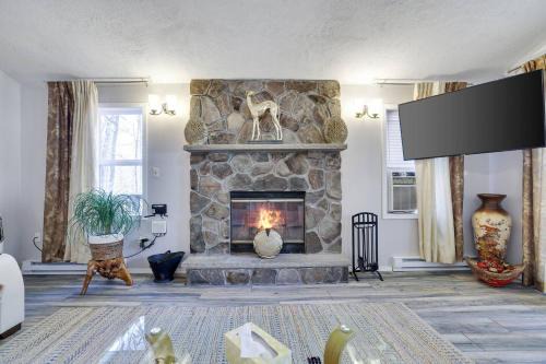 Pocono Retreat - Hot Tub, Sauna, Lake Access